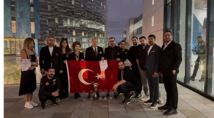 DENİZLİLİ KUAFÖR DÜNYA SAHNESİNDE! Nilgün Keser, İngiltere’de Dünya 2’ncisi Oldu