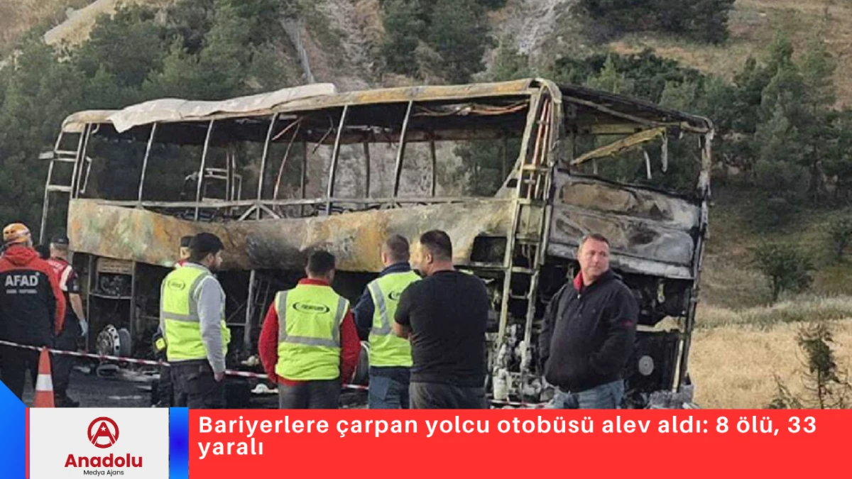 Bariyerlere &ccedil;arpan yolcu otob&uuml;s&uuml; alev aldı: 8 &ouml;l&uuml;, 33 yaralı