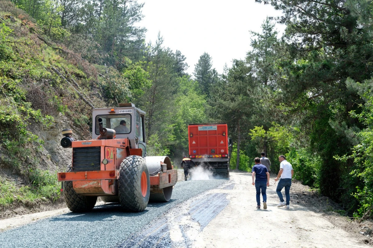 Belediye ekipleri şehrin dört bir yanında çalışmalarını sürdürüyor